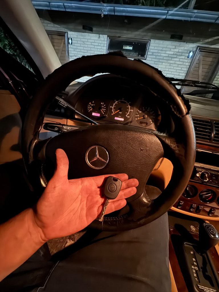 Tallado de precision para llave codificada de auto en maquina duplicadora