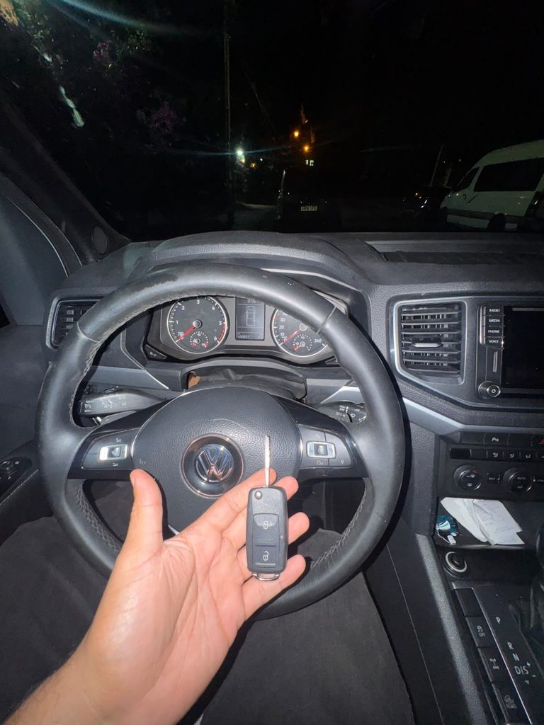 Cerrajero realizando apertura tecnica de auto sin dañar la puerta en Asuncion