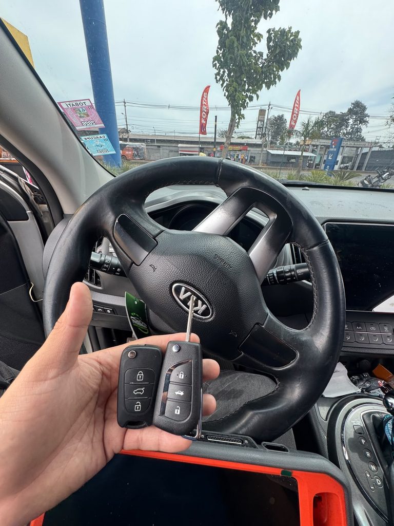 Copia y programacion de llave con chip para Toyota Vitz en Asuncion - Cerrajeria Nabil